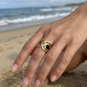 Bague réglable acier doré et émail noir « Ethnie »