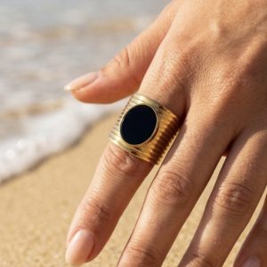 Bague dorée, pierre naturelle noire