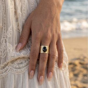 Bague dorée, pierre naturelle noire