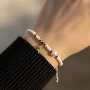 Bracelet croix perles blanches et dorée